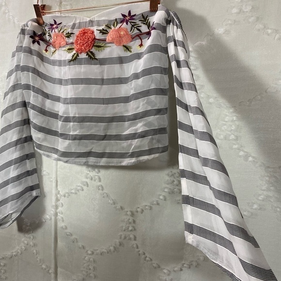 Guess off the shoulder striped floral flowy top size S - Picture 3 of 8